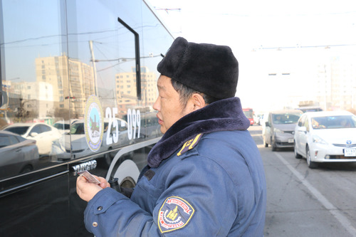 Хүнээ аваагүй жолооч нарыг торгов